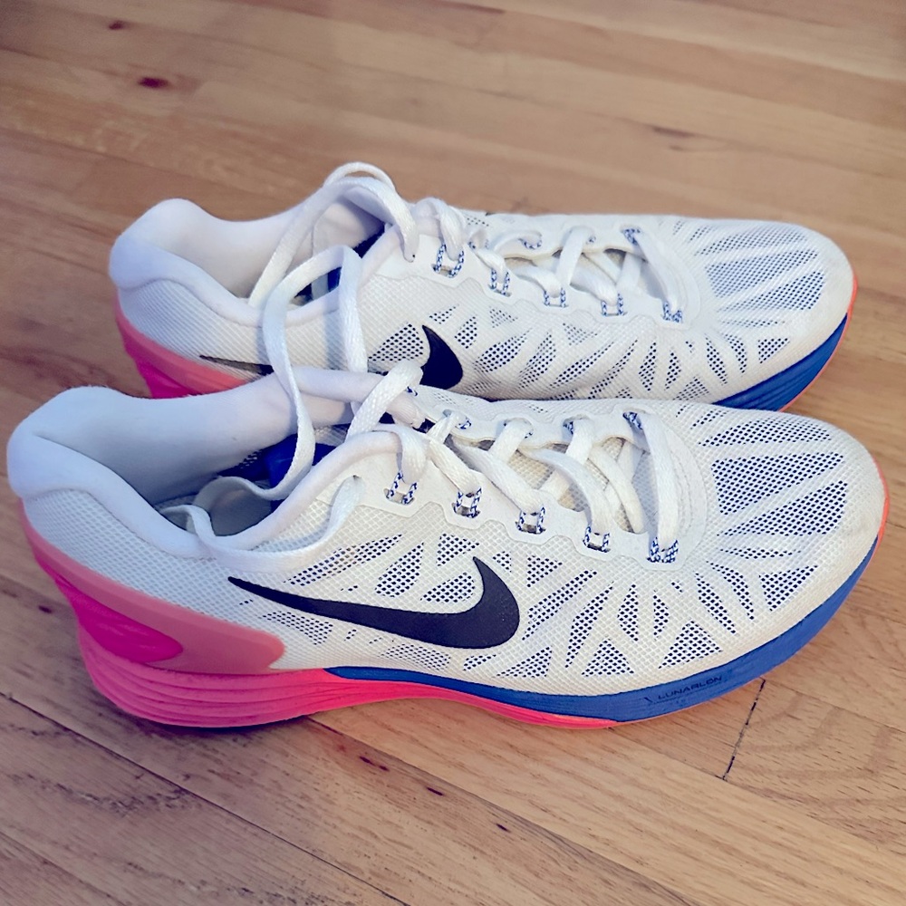Nike White and Pink Athletic Shoes with Geometric Design